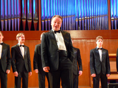 Хор под управлением Альберта Мишина в органном зале. Увеличить изображение. Размер файла: 204,35 Kb [800X600]