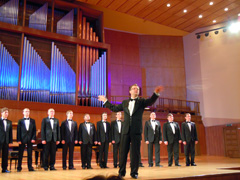 Хор под управлением Альберта Мишина в органном зале. Увеличить изображение. Размер файла: 218,5 Kb [800X600]