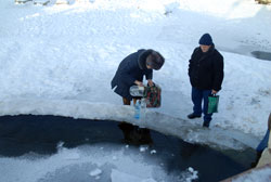 Родник Боровецкой церкви в день праздника Крещения Господня. Увеличить изображение. Размер файла: 78,05 Kb [800X536]