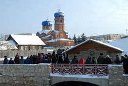 Родник Боровецкой церкви в день праздника Крещения Господня. Увеличить изображение. Размер файла: 90,55 Kb [800X536]