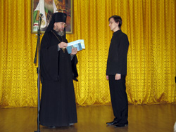 Вручение диплома. Увеличить изображение. Размер файла: 248,96 Kb [800X600]