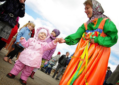 Пасхальные гуляния в Боровецкой церкви. Фото: Виталий Околеснов. Увеличить до размера: 111,58 Kb [604X436]