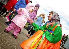 Пасхальные гуляния в Боровецкой церкви. Фото: Виталий Околеснов. Увеличить до размера: 121,44 Kb [604X431]