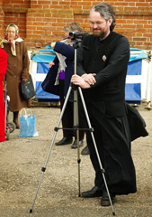 Пасхальные гуляния в Боровецкой церкви. Фото: Виталий Околеснов. Увеличить до размера: 113,77 Kb [425X604]