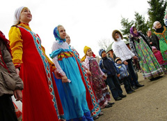 Пасхальные гуляния в Боровецкой церкви. Фото: Виталий Околеснов. Увеличить до размера: 108,87 Kb [604X436]