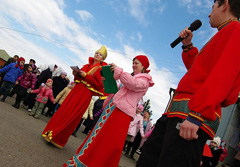 Пасхальные гуляния в Боровецкой церкви. Фото: Виталий Околеснов. Увеличить до размера: 86,92 Kb [604X421]