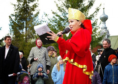 Пасхальные гуляния в Боровецкой церкви. Фото: Виталий Околеснов. Увеличить до размера: 109,43 Kb [604X428]