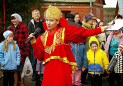 Пасхальные гуляния в Боровецкой церкви. Фото: Виталий Околеснов. Увеличить до размера: 115,87 Kb [604X422]
