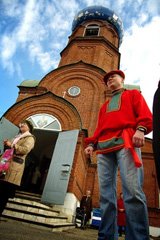 Пасхальные гуляния в Боровецкой церкви. Фото: Виталий Околеснов. Увеличить до размера: 101,46 Kb [402X604]