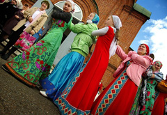 Пасхальные гуляния в Боровецкой церкви. Фото: Виталий Околеснов. Увеличить до размера: 129,04 Kb [604X416]