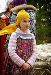 Пасхальные гуляния в Боровецкой церкви. Фото: Виталий Околеснов. Увеличить до размера: 111,17 Kb [414X604]