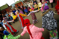 Пасхальные гуляния в Боровецкой церкви. Фото: Виталий Околеснов. Увеличить до размера: 136,88 Kb [604X402]