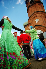 Пасхальные гуляния в Боровецкой церкви. Фото: Виталий Околеснов. Увеличить до размера: 106,07 Kb [402X604]