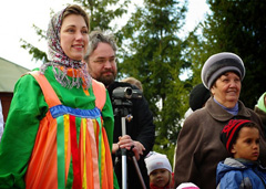 Пасхальные гуляния в Боровецкой церкви. Фото: Виталий Околеснов. Увеличить до размера: 101,2 Kb [604X431]