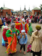 Пасхальные гуляния в Боровецкой церкви. Фото: Виталий Околеснов. Увеличить до размера: 126,23 Kb [448X604]
