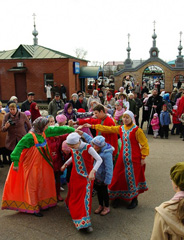 Пасхальные гуляния в Боровецкой церкви. Фото: Виталий Околеснов. Увеличить до размера: 110,26 Kb [462X604]