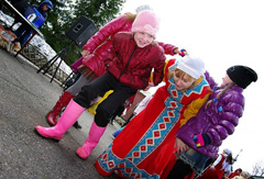 Пасхальные гуляния в Боровецкой церкви. Фото: Виталий Околеснов. Увеличить до размера: 114,87 Kb [604X409]