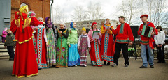 Пасхальные гуляния в Боровецкой церкви. Фото: Виталий Околеснов. Увеличить до размера: 138,69 Kb [700X336]