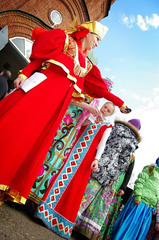 Пасхальные гуляния в Боровецкой церкви. Фото: Виталий Околеснов. Увеличить до размера: 163,32 Kb [465X700]