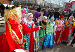 Пасхальные гуляния в Боровецкой церкви. Фото: Виталий Околеснов. Увеличить до размера: 209,26 Kb [700X488]