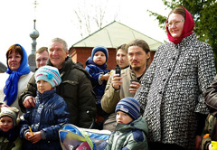 Пасхальные гуляния в Боровецкой церкви. Фото: Виталий Околеснов. Увеличить до размера: 178,99 Kb [700X483]