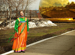 Пасхальные гуляния в Боровецкой церкви. Фото: Виталий Околеснов. Увеличить до размера: 146,64 Kb [604X444]