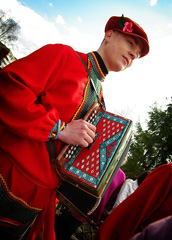 Пасхальные гуляния в Боровецкой церкви. Фото: Виталий Околеснов. Увеличить до размера: 116,34 Kb [502X700]