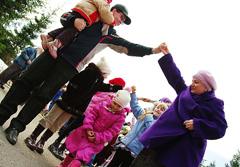 Пасхальные гуляния в Боровецкой церкви. Фото: Виталий Околеснов. Увеличить до размера: 129,86 Kb [700X486]
