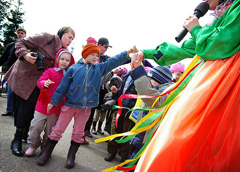 Пасхальные гуляния в Боровецкой церкви. Фото: Виталий Околеснов. Увеличить до размера: 155,25 Kb [700X501]