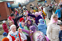 Пасхальные гуляния в Боровецкой церкви. Фото: Виталий Околеснов. Увеличить до размера: 195,58 Kb [700X465]