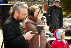 Пасхальные гуляния в Боровецкой церкви. Фото: Виталий Околеснов. Увеличить до размера: 150,36 Kb [700X479]