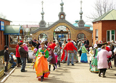 Пасхальные гуляния в Боровецкой церкви. Фото: Виталий Околеснов. Увеличить до размера: 190,59 Kb [700X499]