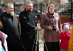 Пасхальные гуляния в Боровецкой церкви. Фото: Виталий Околеснов. Увеличить до размера: 165,63 Kb [807X571]