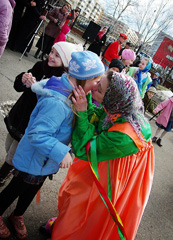 Пасхальные гуляния в Боровецкой церкви. Фото: Виталий Околеснов. Увеличить до размера: 180,97 Kb [505X700]