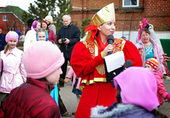Пасхальные гуляния в Боровецкой церкви. Фото: Виталий Околеснов. Увеличить до размера: 139,62 Kb [700X484]