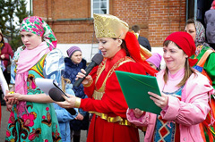 Пасхальные гуляния в Боровецкой церкви. Фото: Виталий Околеснов. Увеличить до размера: 167,47 Kb [700X465]