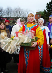 Пасхальные гуляния в Боровецкой церкви. Фото: Виталий Околеснов. Увеличить до размера: 130,9 Kb [497X700]