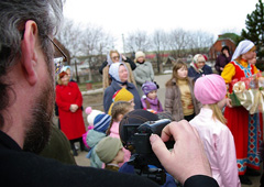 Пасхальные гуляния в Боровецкой церкви. Фото: Виталий Околеснов. Увеличить до размера: 111,88 Kb [700X496]