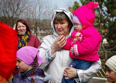 Пасхальные гуляния в Боровецкой церкви. Фото: Виталий Околеснов. Увеличить до размера: 137,5 Kb [700X501]