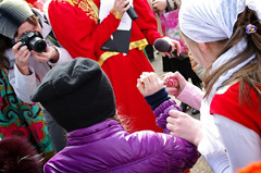 Пасхальные гуляния в Боровецкой церкви. Фото: Виталий Околеснов. Увеличить до размера: 134,19 Kb [700X465]