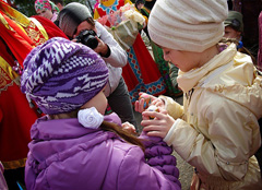 Пасхальные гуляния в Боровецкой церкви. Фото: Виталий Околеснов. Увеличить до размера: 165,71 Kb [700X507]