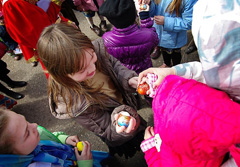 Пасхальные гуляния в Боровецкой церкви. Фото: Виталий Околеснов. Увеличить до размера: 145,34 Kb [700X488]