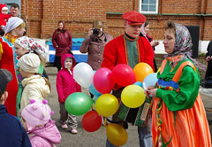 Пасхальные гуляния в Боровецкой церкви. Фото: Виталий Околеснов. Увеличить до размера: 184,09 Kb [700X484]