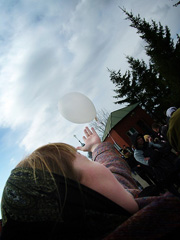 Пасхальные гуляния в Боровецкой церкви. Фото: Виталий Околеснов. Увеличить до размера: 91,44 Kb [524X700]