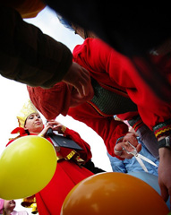 Пасхальные гуляния в Боровецкой церкви. Фото: Виталий Околеснов. Увеличить до размера: 97,79 Kb [558X700]