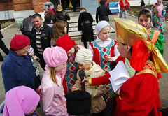 Пасхальные гуляния в Боровецкой церкви. Фото: Виталий Околеснов. Увеличить до размера: 167,24 Kb [700X483]