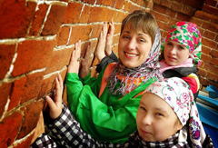 Пасхальные гуляния в Боровецкой церкви. Фото: Виталий Околеснов. Увеличить до размера: 117,99 Kb [604X410]