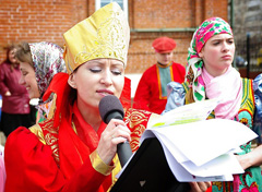 Пасхальные гуляния в Боровецкой церкви. Фото: Виталий Околеснов. Увеличить до размера: 137,51 Kb [700X512]