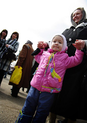 Пасхальные гуляния в Боровецкой церкви. Фото: Виталий Околеснов. Увеличить до размера: 99,46 Kb [498X700]