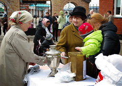 Пасхальные гуляния в Боровецкой церкви. Фото: Виталий Околеснов. Увеличить до размера: 149,12 Kb [700X497]